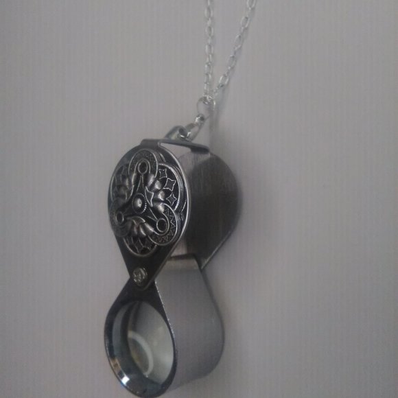 Magnifying Glass Antique Silver Swirly Art Nouveau Loupe Pendant Necklac… - Picture 2 of 6